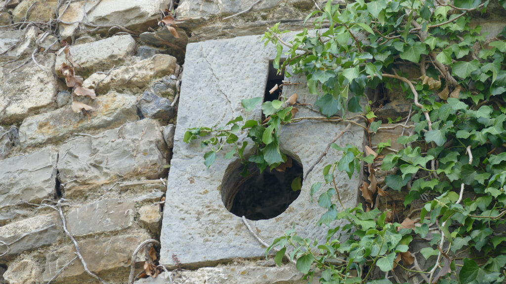 Dettaglio della fortificazione di Prelà Castello Feritoia del castello