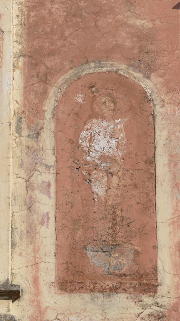 Dettaglio della facciata della chiesa di San Sebastiano nella frazione di Isolalunga Particolare della chiesa di San Sebastiano nella frazione di Isolalunga