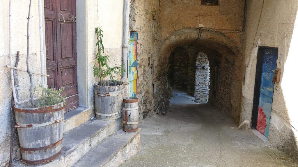 Le porte colorate di Valloria