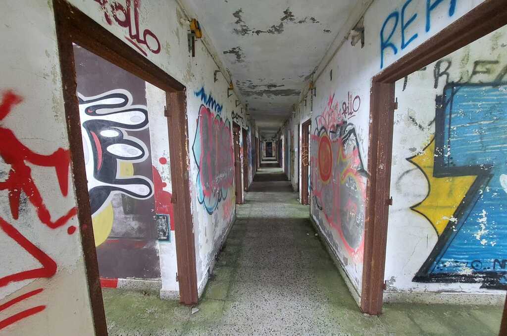 Il corridoio che porta alle camerate Il corridoio che porta alle camerate dell’ex base militare americana di Calice Ligure