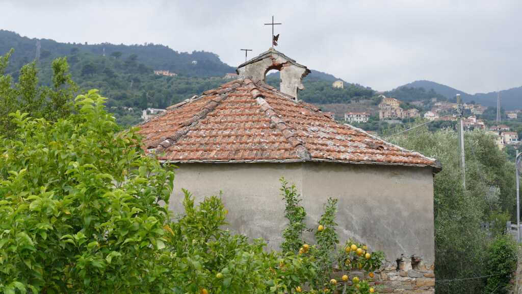 L’oratorio di SS Trinità nella frazione di Diano Borganzo