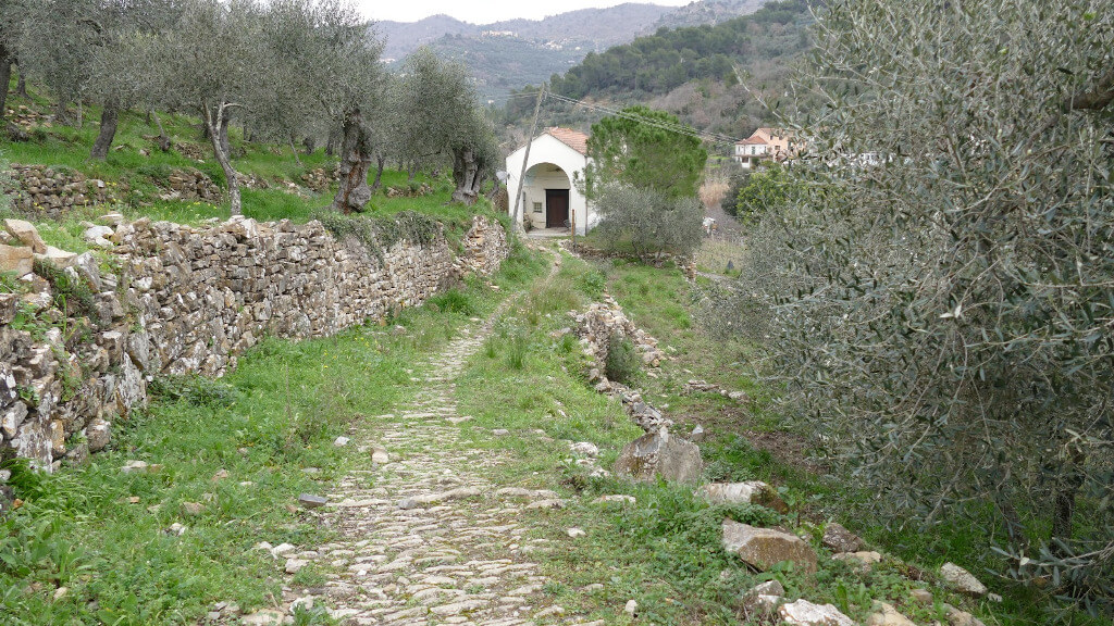 Chiesa campestre di Pairola La chiesa campestre di San Matteo a Pairola