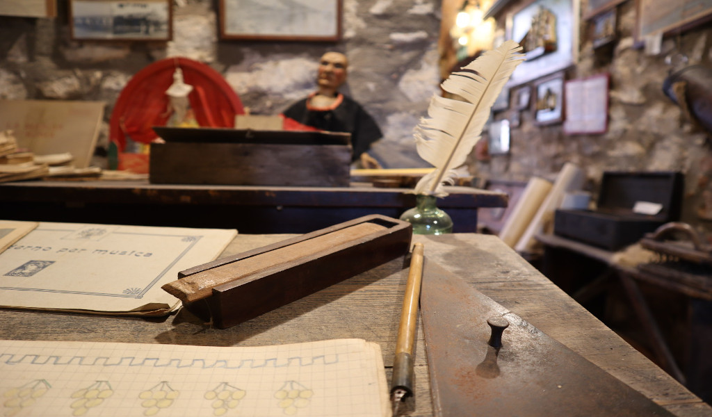 Particolare in primo piano di uno scrittoio e calamaio Dettaglio di uno antico scrittoio e calamaio