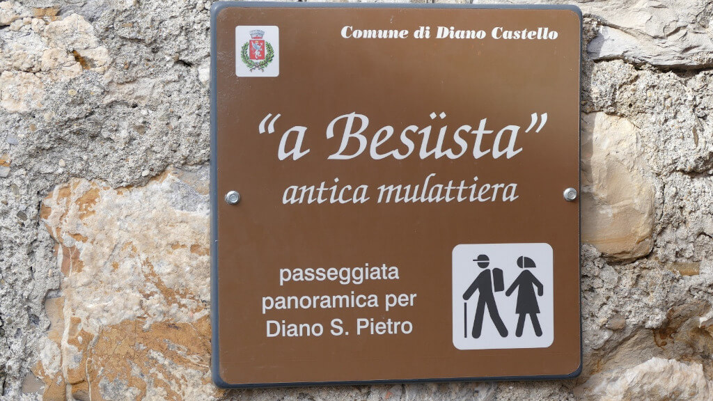 Indicazione per il sentiero “a Besusta” Cartello con indicazione per il sentiero “a Besusta”