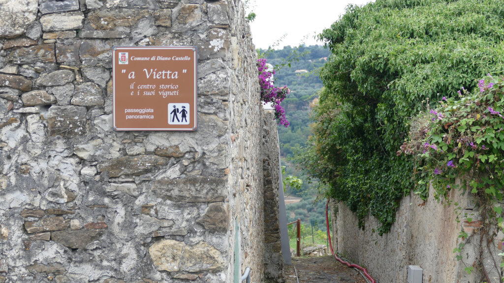Il sentiero tra orti e vigneti che conduce a Varcavello Indicazione del sentiero “A vietta” che porta a Varcavello