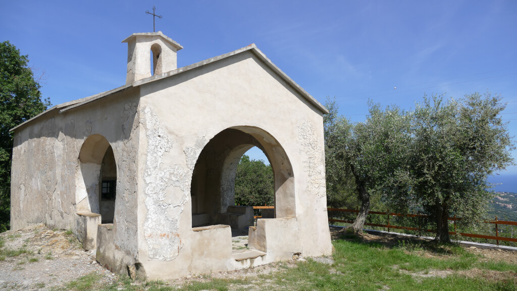 Il piccolo oratorio di San Carlo a Diano Arentino Esterno della chiesetta di San Carlo a Diano Arentino