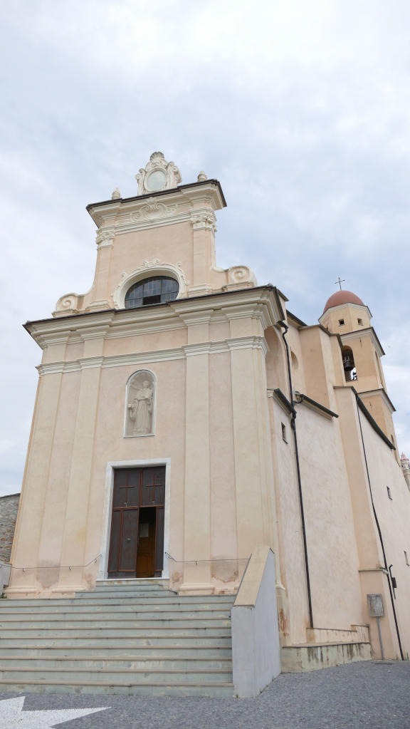 La chiesa di San Nicola La facciata della chiesa di San Nicola