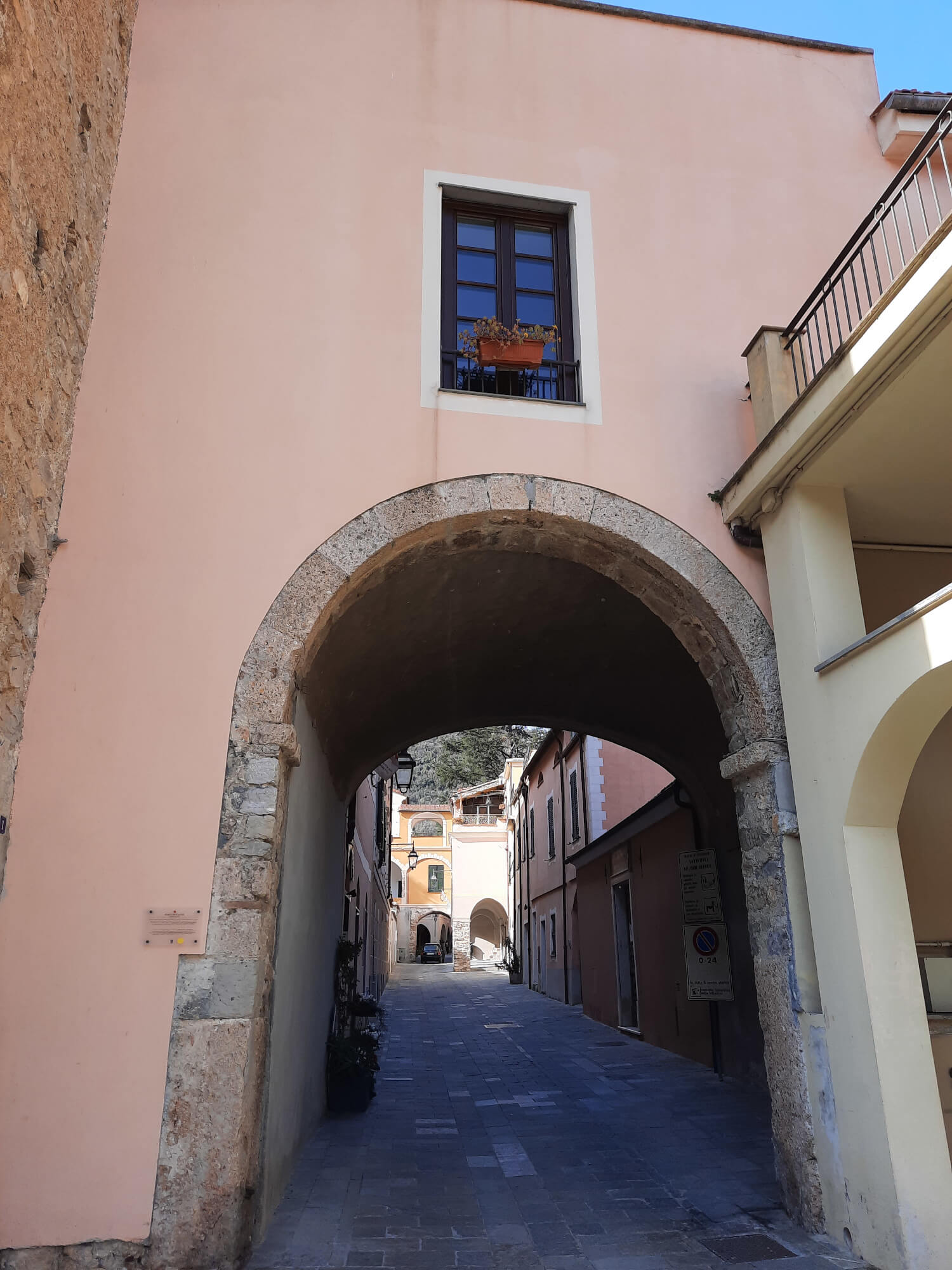 Ingresso a Zuccarello tramite la porta Sottana La porta Sottana a Zuccarello
