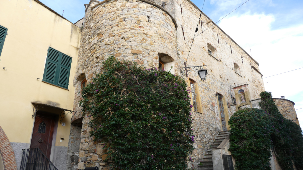 L’ingresso del Museo Etnografico a Cervo e del Castello dei Clavesana Ingresso del Museo all’interno del Castello Clavesana