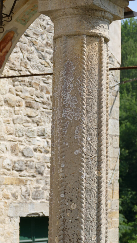 Dettaglio della colonna della chiesa di San Giovanni del Groppo