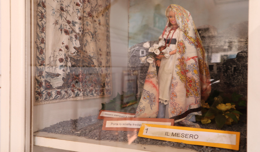 Bambola di piccola donna con costume Mesero Una bambola con l’antico mesero