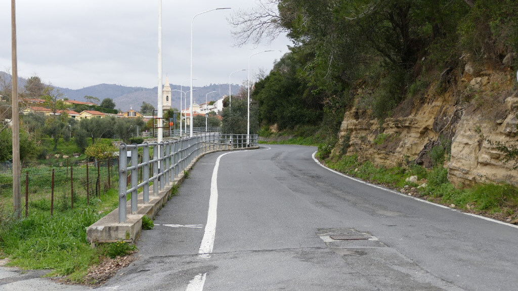 Strada asfaltata che si dirige verso Pairola Tratto asfaltato verso Pairola