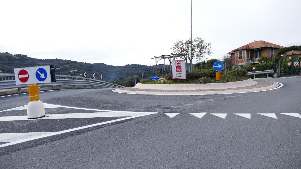 Rotonda di Diano Castello La rotonda all’ingresso di Diano Castello