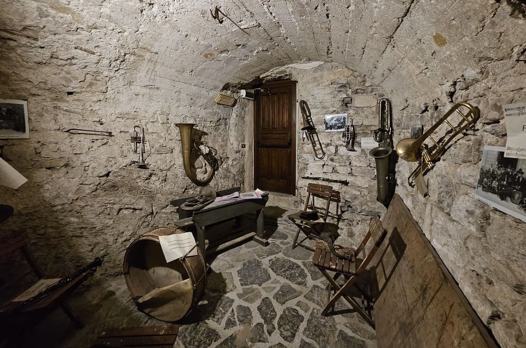 Alcuni degli strumenti musicali storici in mostra al Castello della Lucertola