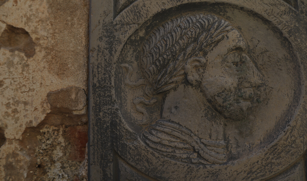 Dettaglio di un portone medievale a Diano Castello