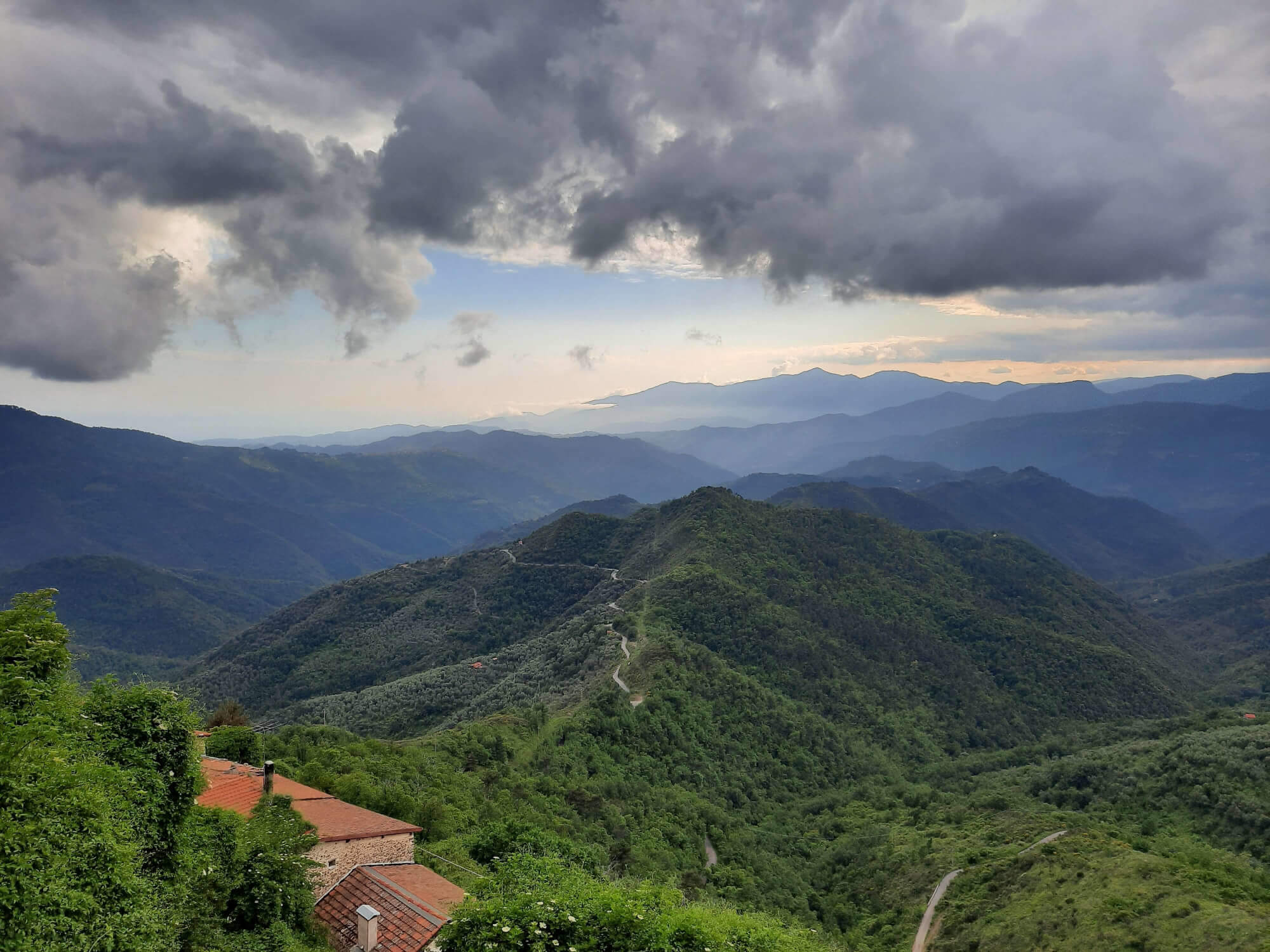 Vista dalla terrazza sulle Alpi liguri