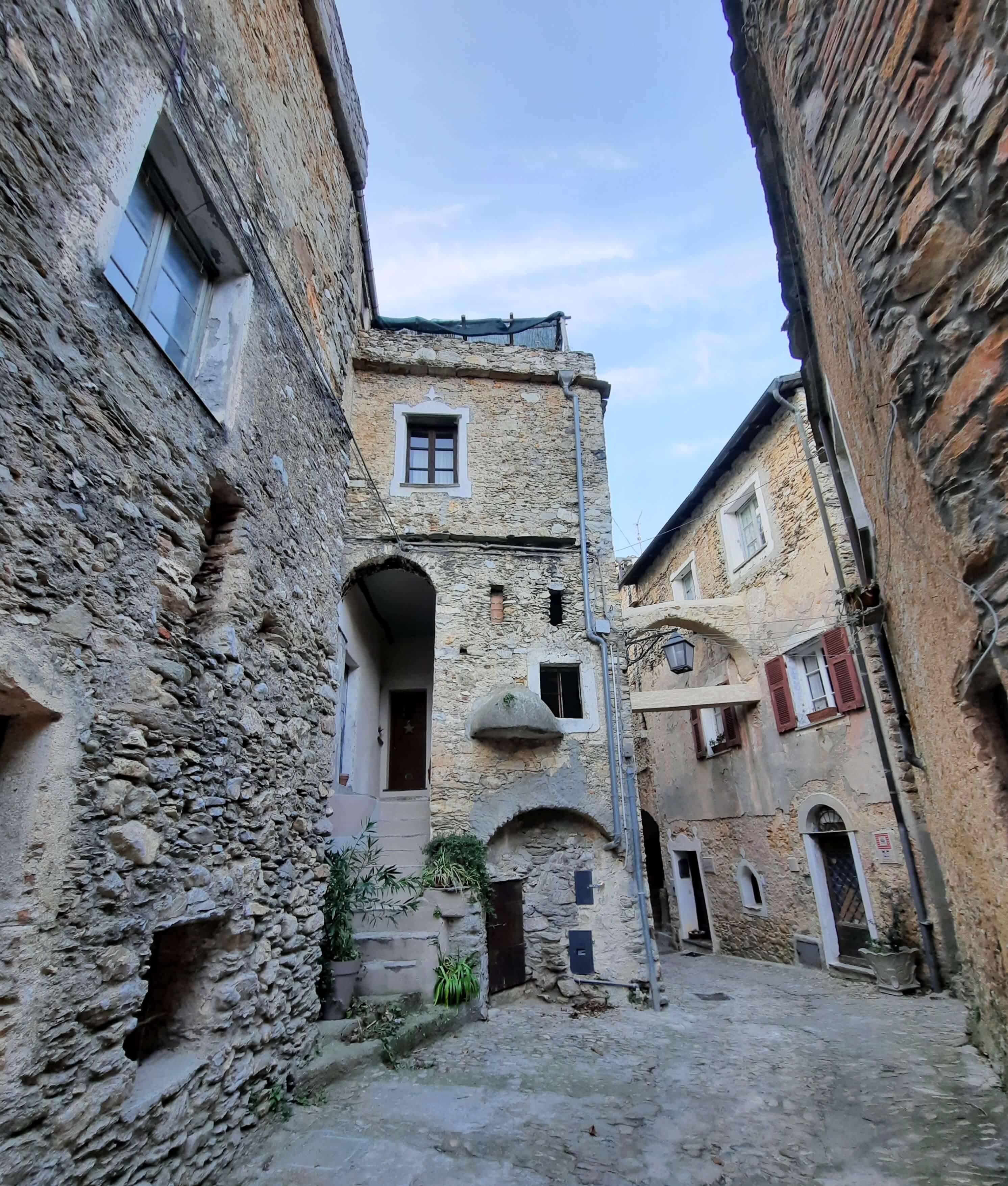 Uno scorcio del cuore del borgo di Castelvecchio di Rocca Barbena