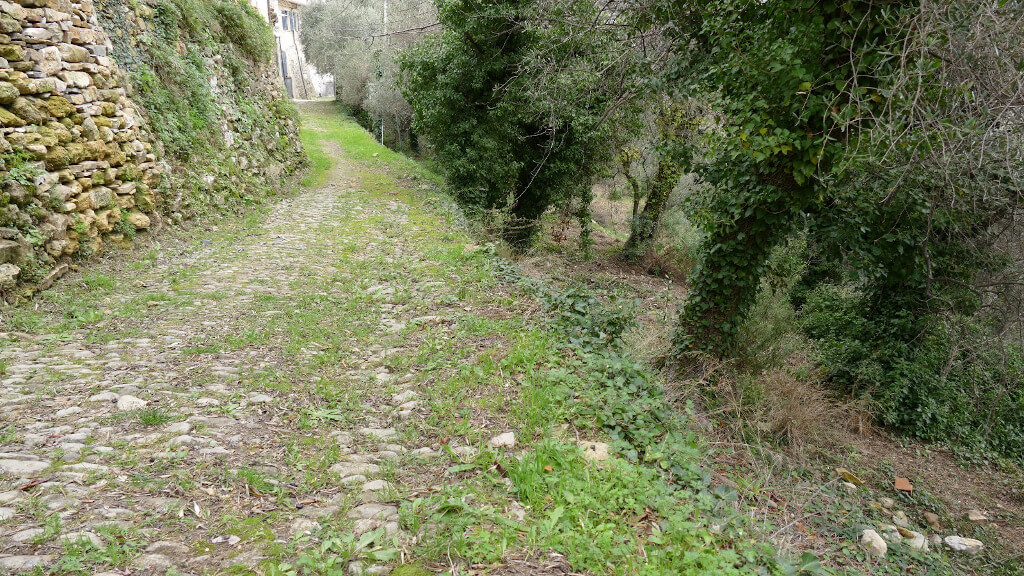 Via degli Alpini a Pairola Il sentiero lungo via degli Alpini a Pairola