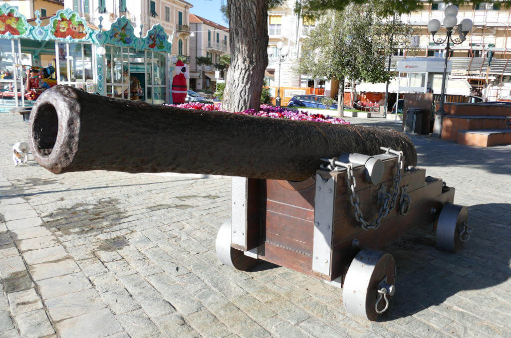 Un cannone da difesa sulla passeggiata di Diano Marina Immagine di una cannone sul Lungomare di Diano Marina