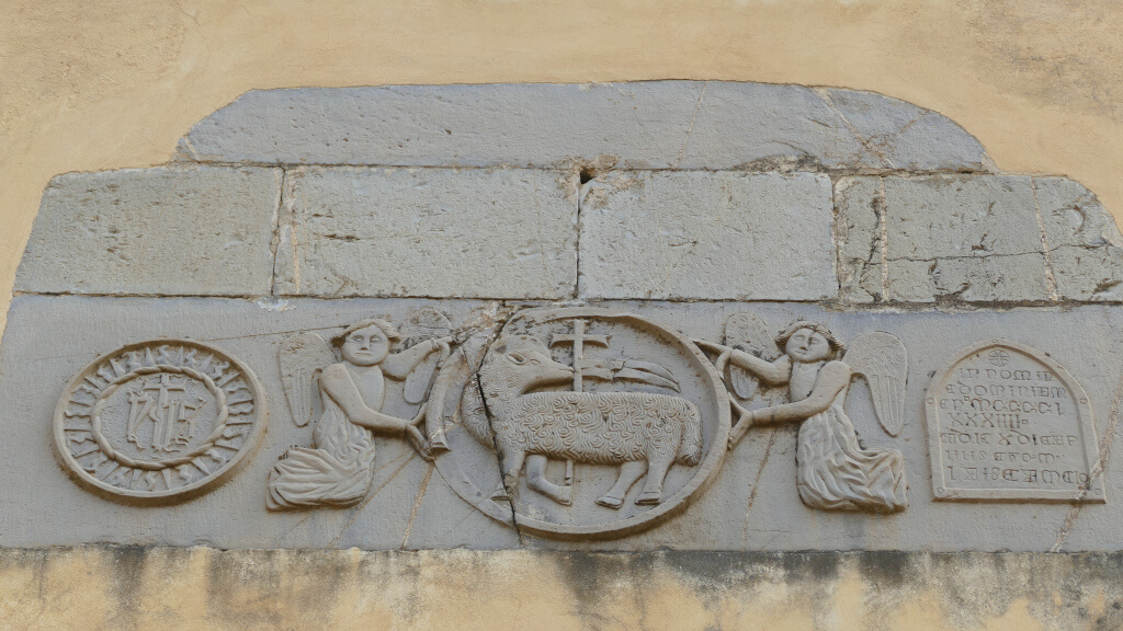 Il bassorilievo con l’Agnus Dei della parrocchiale di Pantasina Bassorilievo della chiesa della Trasfigurazione di Gesù