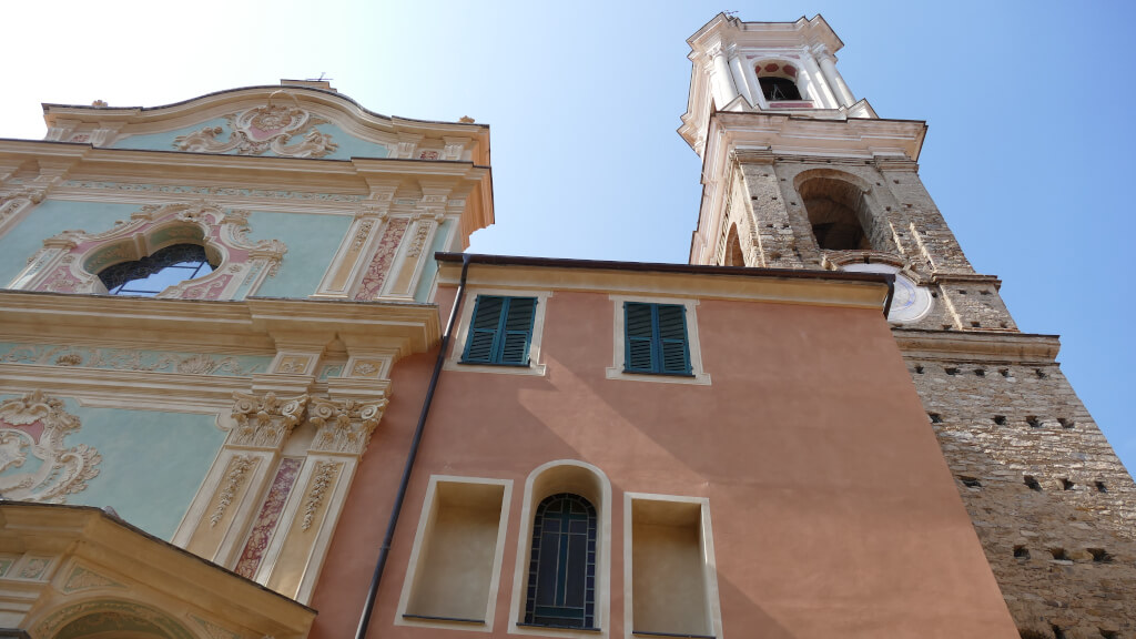 Particolare della facciata della chiesa di San Tommaso a Dolcedo La facciata della chiesa di San Tommaso a Dolcedo
