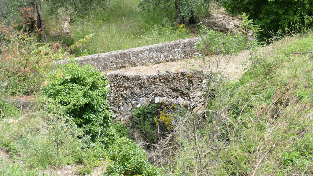 Ponte medievale a Riva Faraldi