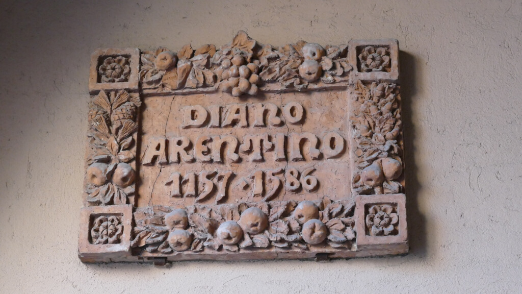 Insegna che attesta l’ingresso di Diano Arentino nella Communitas Diani Formella col nome di Diano Arentino