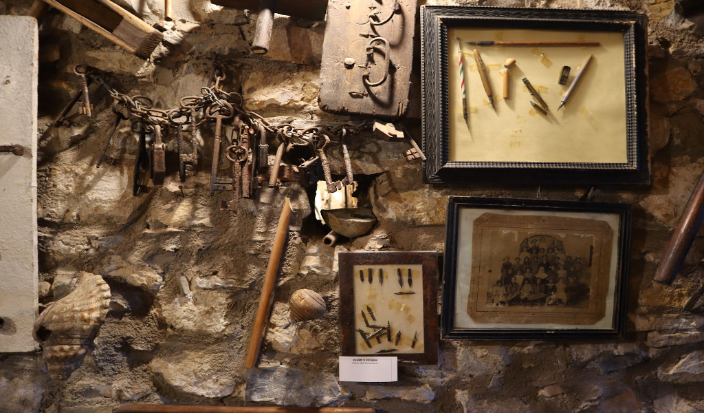 Alcuni oggetti esposti nel Museo etnografico di Cervo Oggetti esposti al museo etnografico di Cervo
