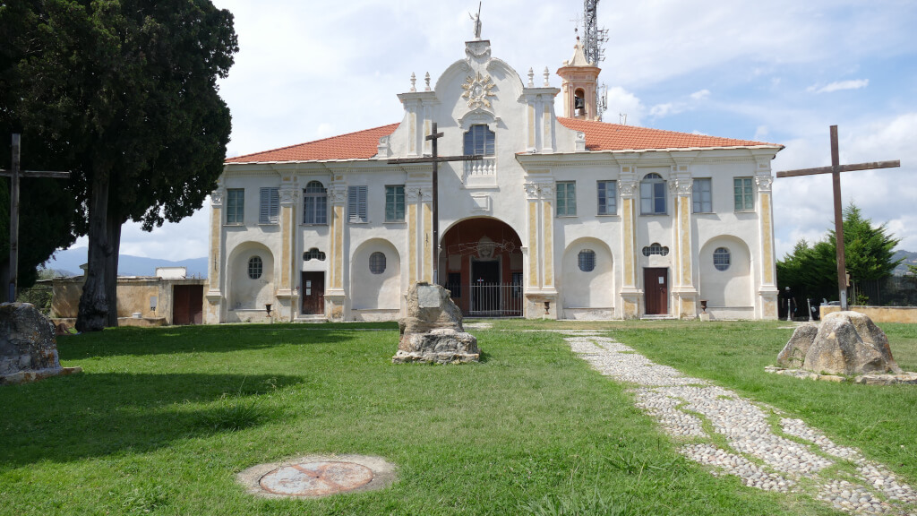 Vista della chiesa sul Monte Calvario Il santuario di Santa Croce al Monte Calvario