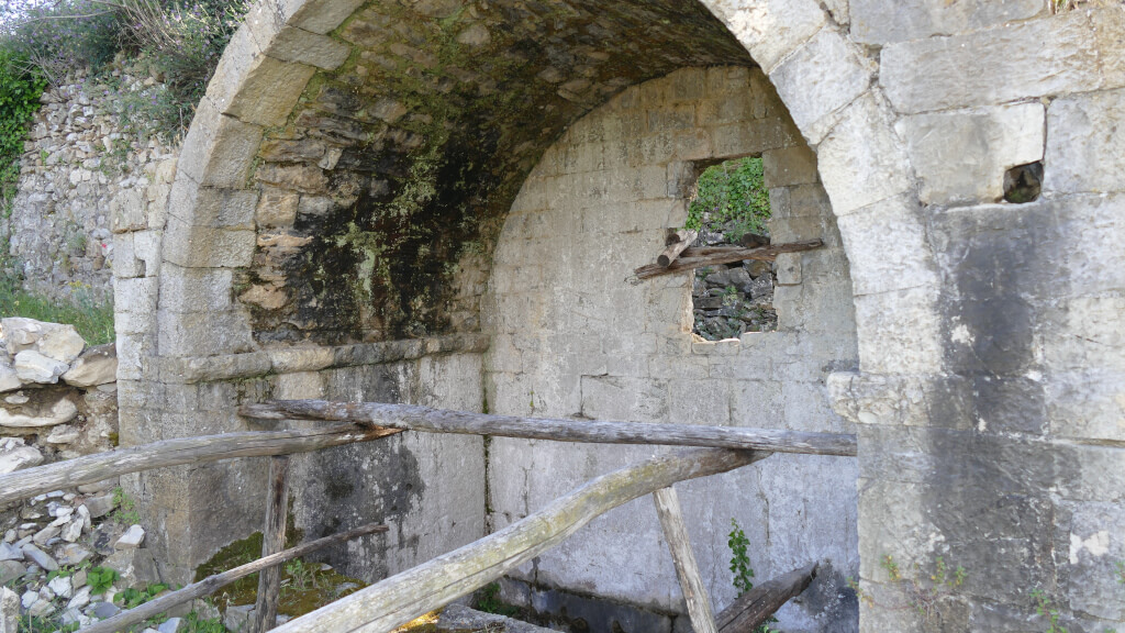 La fontana del Melo a Diano Castello La fontana del Melo