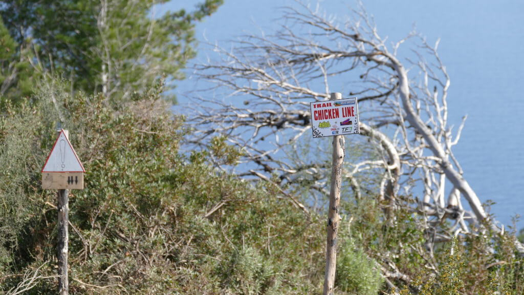 Cartello con indicazione per la Chicken line
