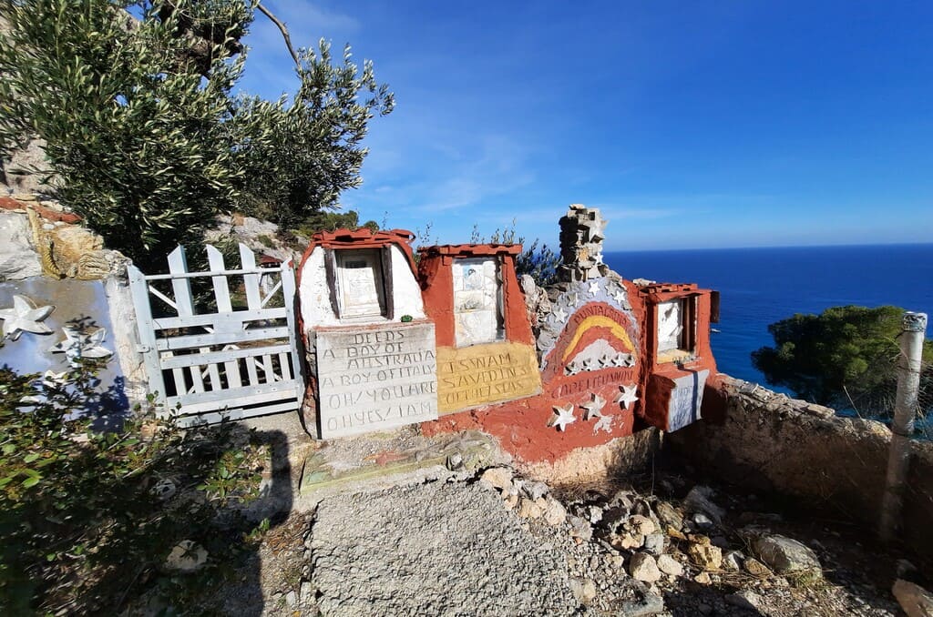 Il Mausoleo Cerisola lungo il sentiero da Varigotti a Noli