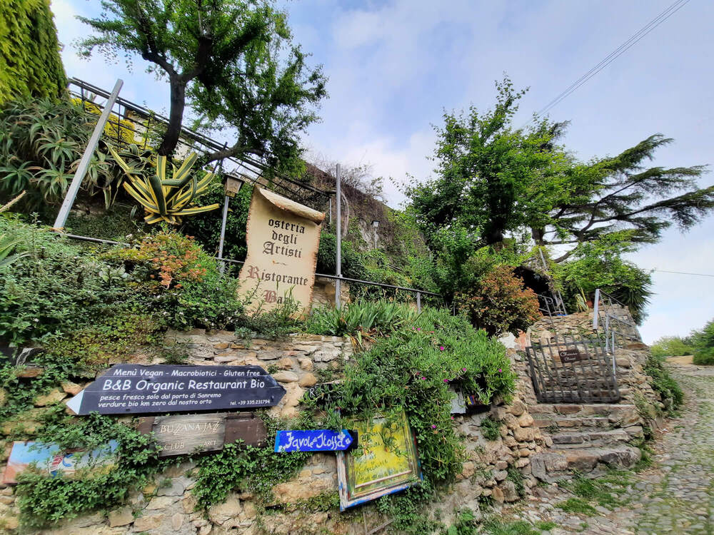 Cartelli di locali a Bussana Vecchia Le insegne di alcuni bar e ristoranti a Bussana Vecchia
