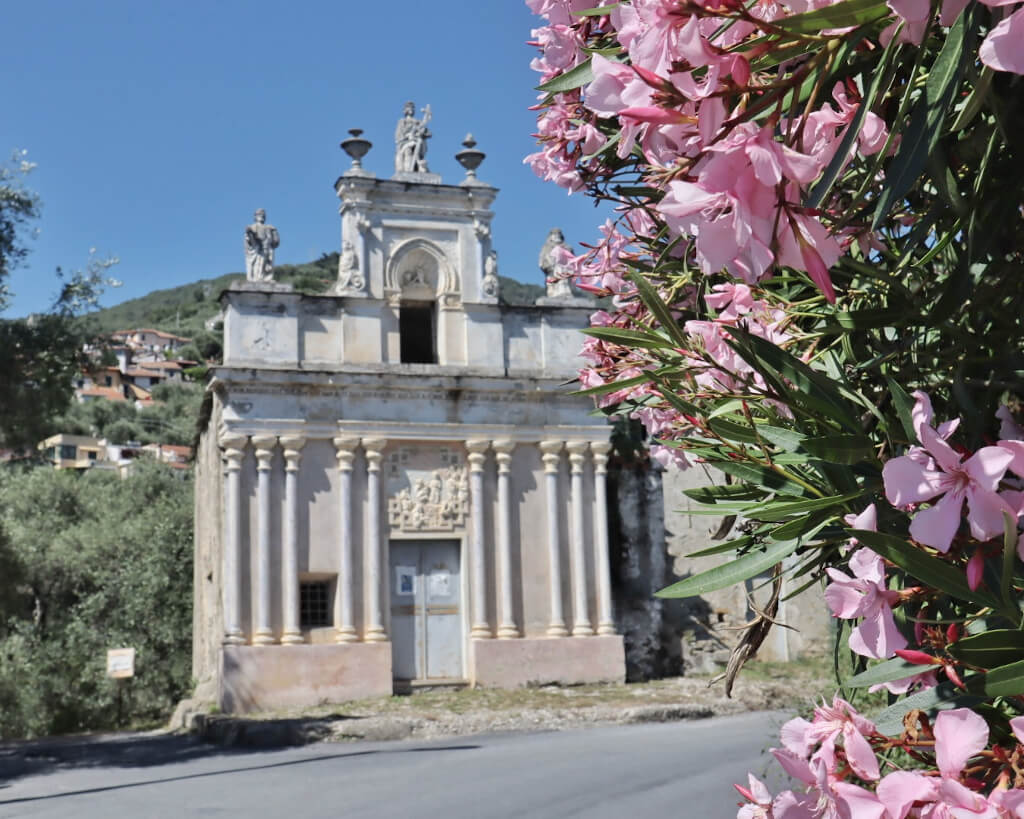 La chiesetta dedicata a San Giovanni Battista a Diano Broganzo
