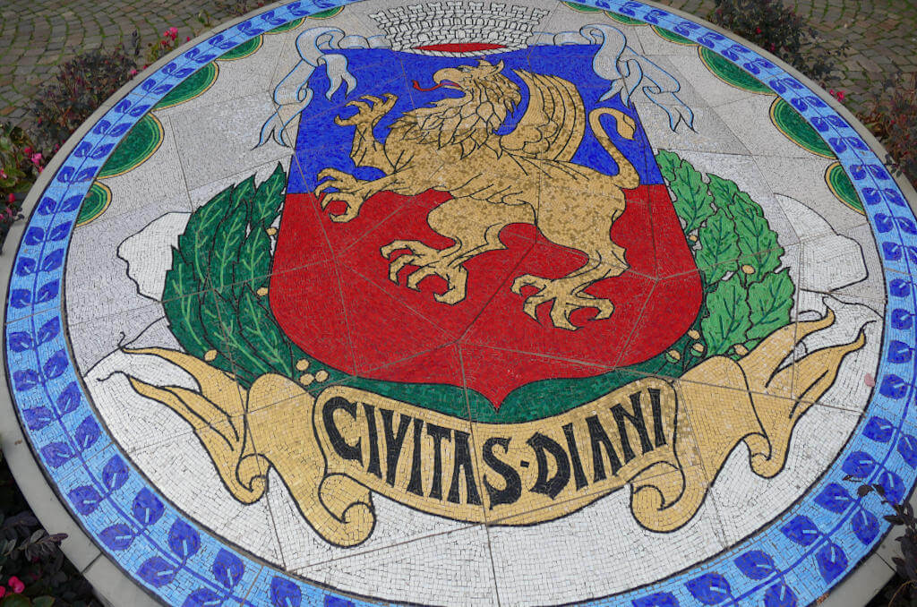 Mosaico del Civitas Diani davanti al Comune Immagine simbolo del Civitas Diani a Diano Marina