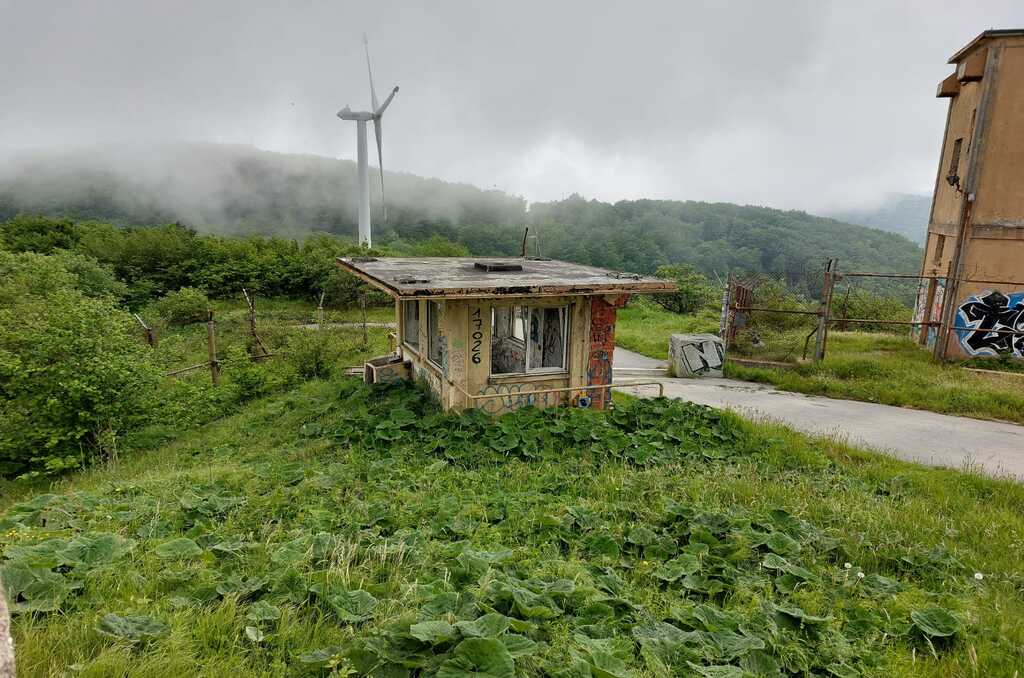 La guardiola vista dall’ingresso La guardiola dell’ex base militare di Calice Ligure vista dall’ingresso