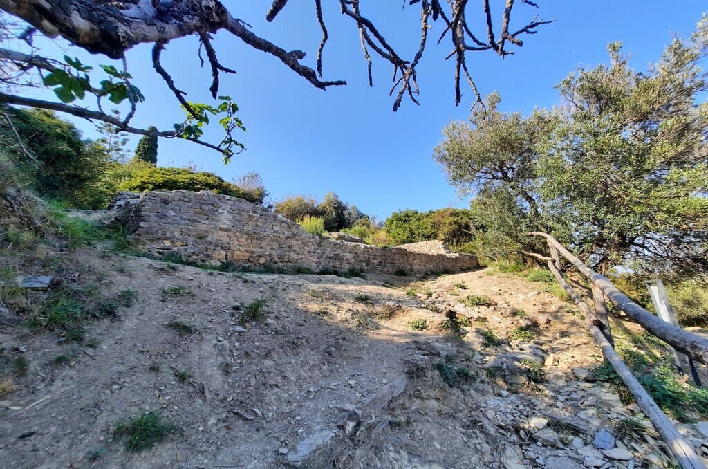 I resti dell’edificio B I resti dell’edificio B della Via Julia Augusta