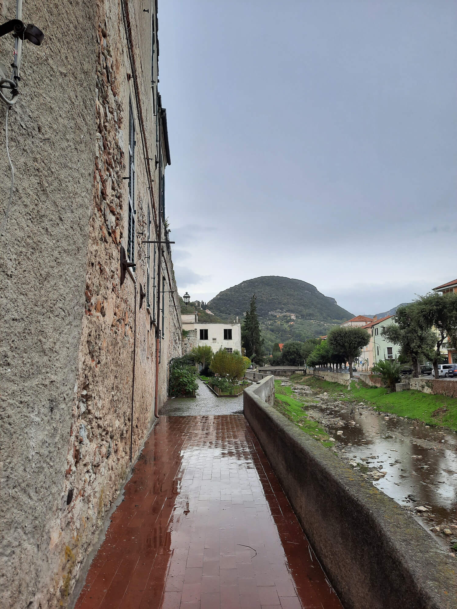 Caruggio sul torrente Aquila Il caruggio che conduce al Forte di san Giovanni