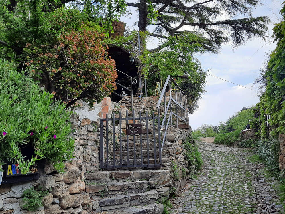 Un bar di Bussana Vecchia Ingresso di un locale a Bussana Vecchia