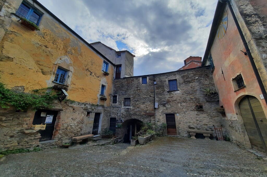 La piazzetta di Colla Micheri
