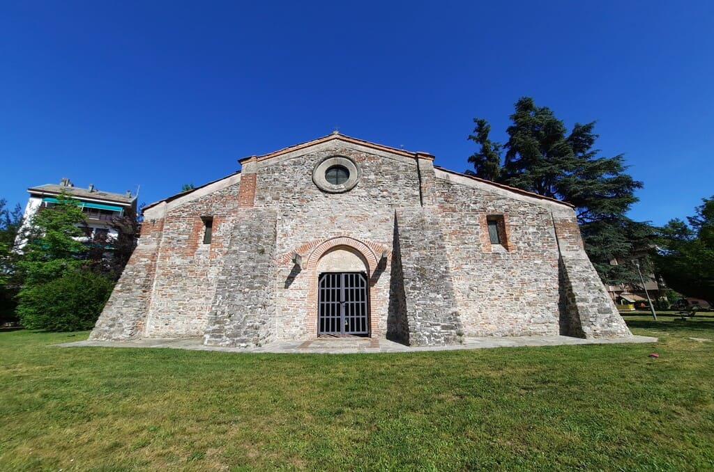 La Chiesa di Santa Maria Extra Muros La facciata della Chiesa di Santa Maria Extra Muros di Millesimo