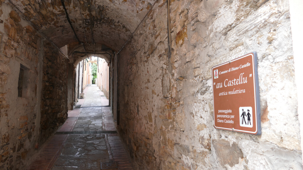 Mulattiera che da Varcavello porta a Diano Castello Indicazione per raggiungere Diano Castello
