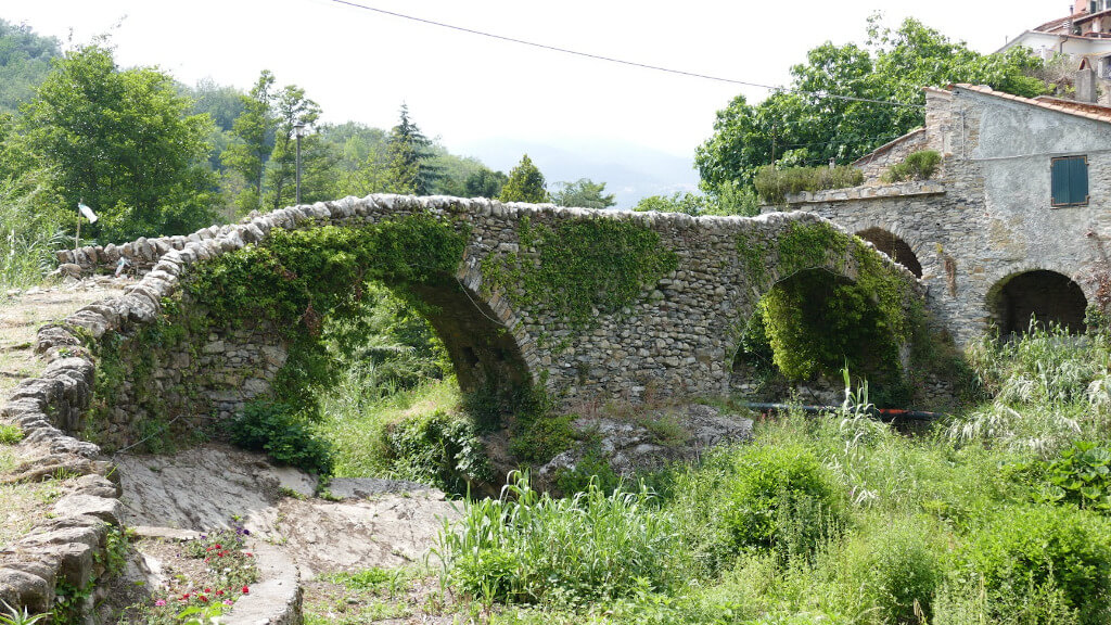 Il ponte medievale a Molini di Prelà