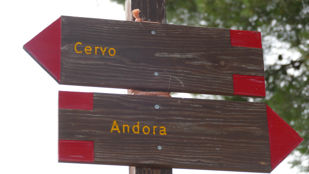 Indicazioni per raggiungere Cervo e Andora Cartelli che indicano i sentieri verso Cervo e Andora