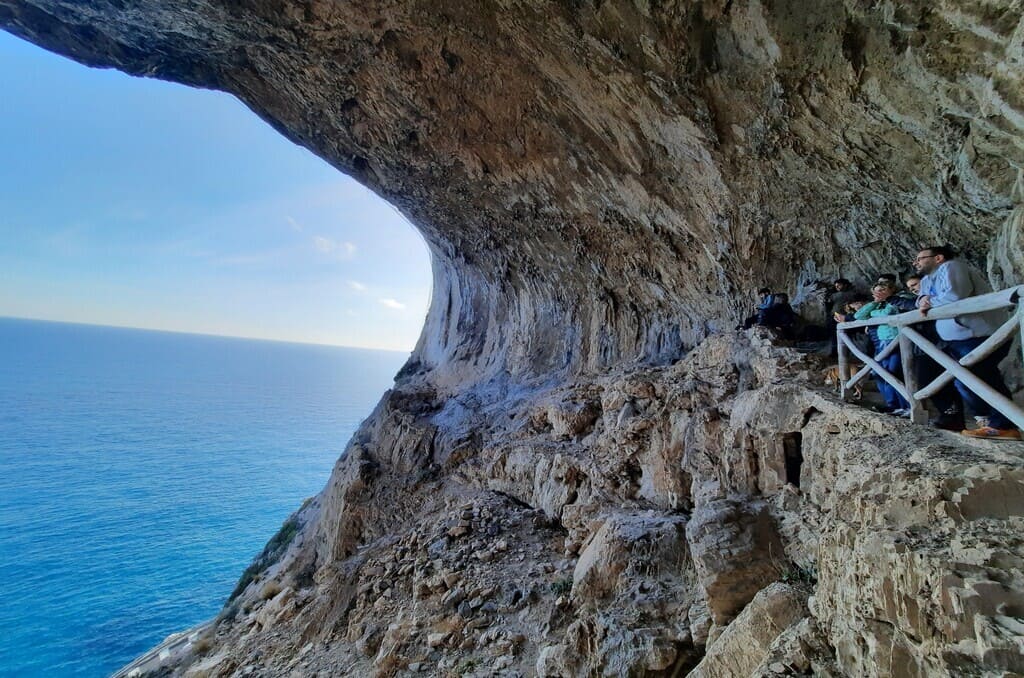 Affaccio sul mare dalla Grotta dei Briganti (o Antro dei Falsari)
