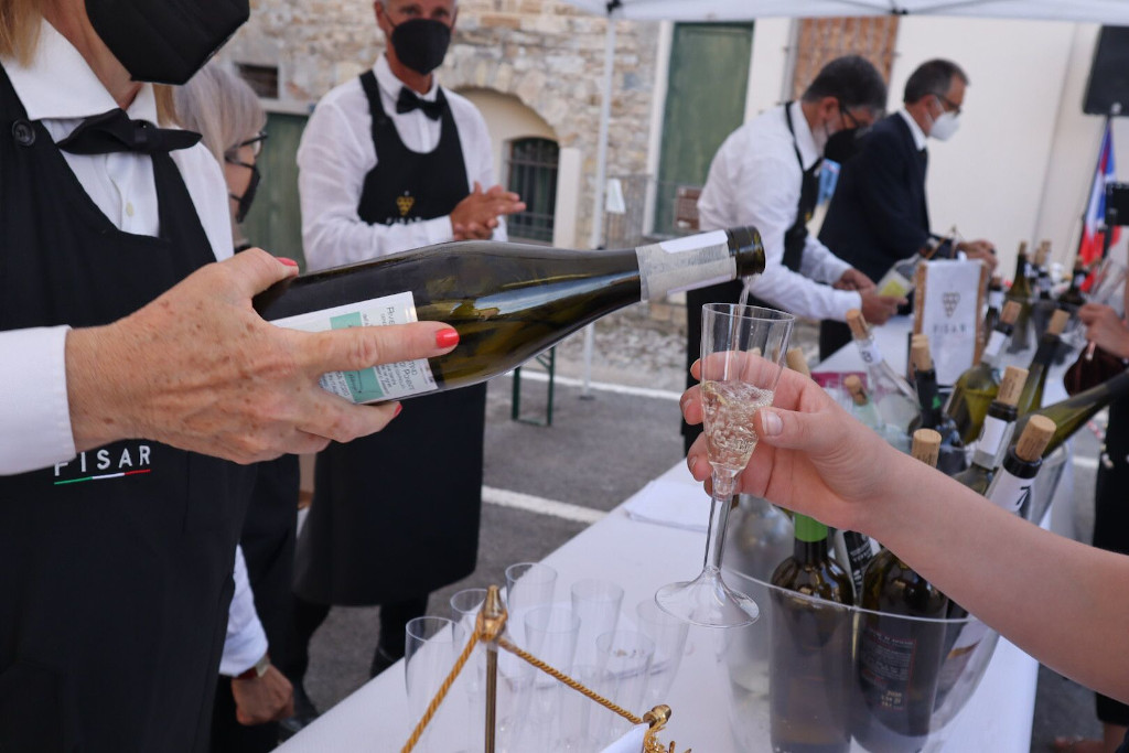 Bottiglia di Vermentino durante la degustazione guidata