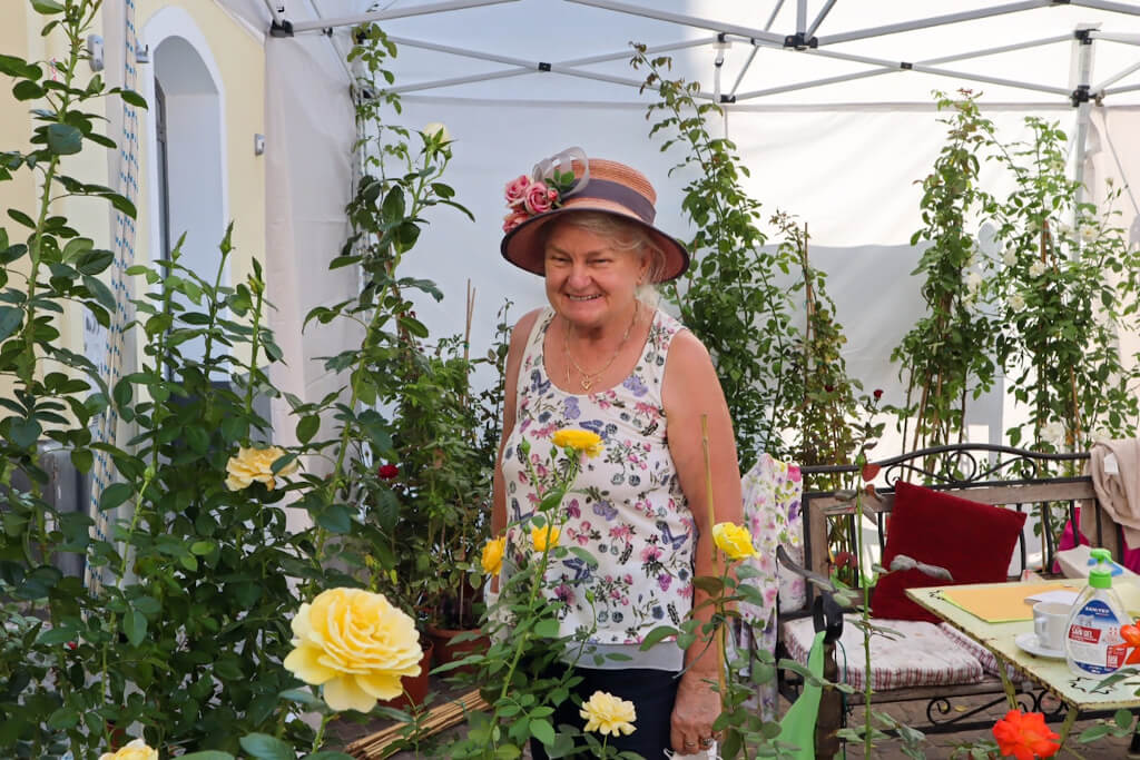 La proprietaria di uno stand di rose ad Aromatica Una simpatica signora nel suo stand di rose ad Aromatica