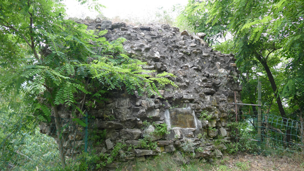 I ruderi del castello di Maro Castello