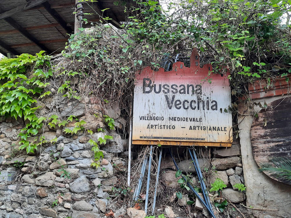 Cartello a Bussana Vecchia Un cartello all’ingresso di Bussana Vecchia