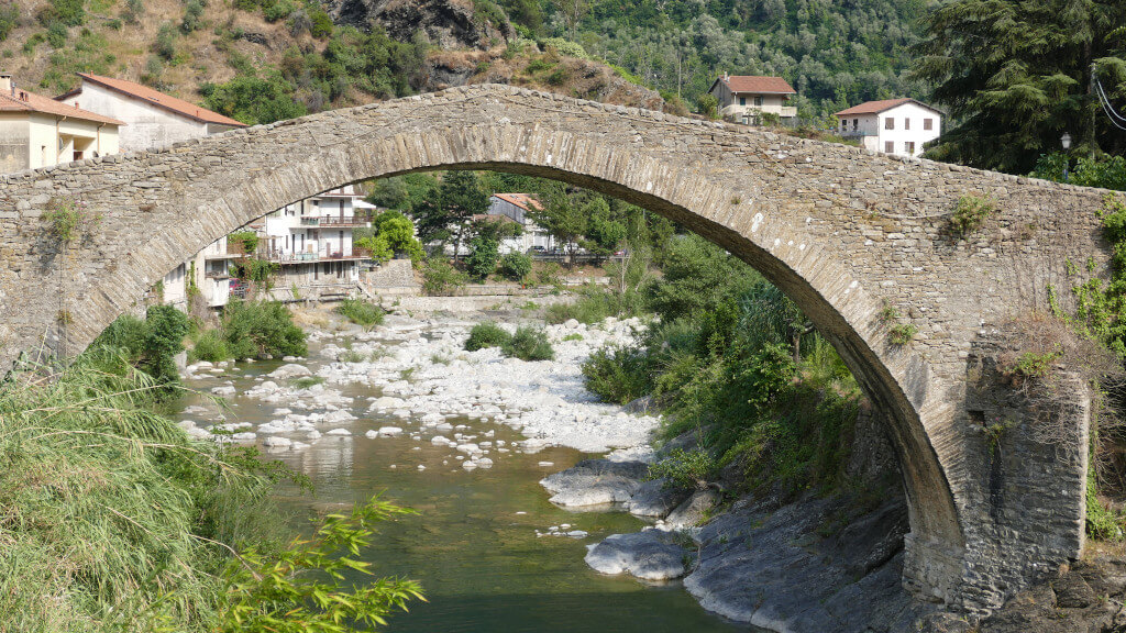 Vista del ponte a Badalucco Il ponte medievale di Badalucco